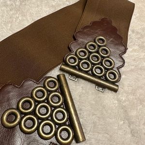 Elastic stretchy brown belt with chunky brass-tone clasp